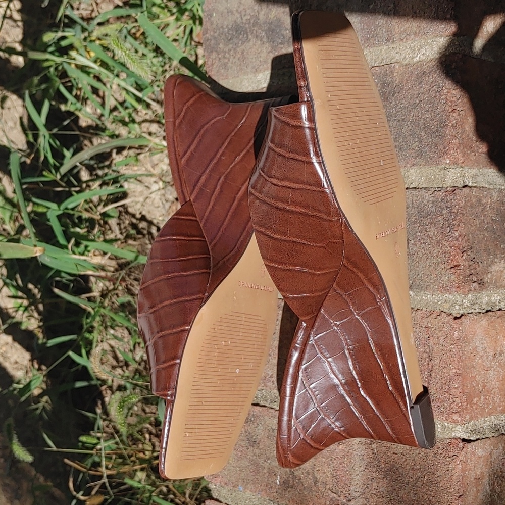 Amazon Essentials Brown Embossed Wedge Sandals Si… - image 4